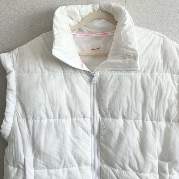 NWT Free People Movement In A Bubble Puffer Vest in White Size Small - Picture 7 of 13